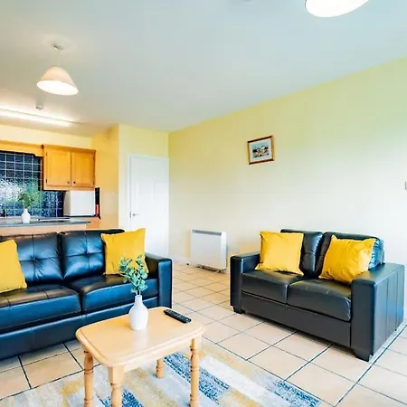 72 - Large Three Bed With Parking
